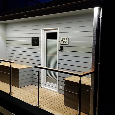Houseboat Hecht In At The Marina Minde بوتيل *